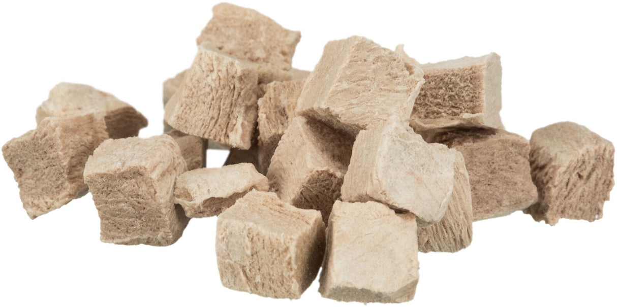 Beige, würfelförmige Stücke in einem Stapel auf weißem Hintergrund.
