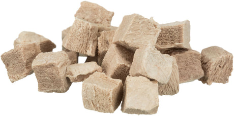 Beige, würfelförmige Stücke in einem Stapel auf weißem Hintergrund.