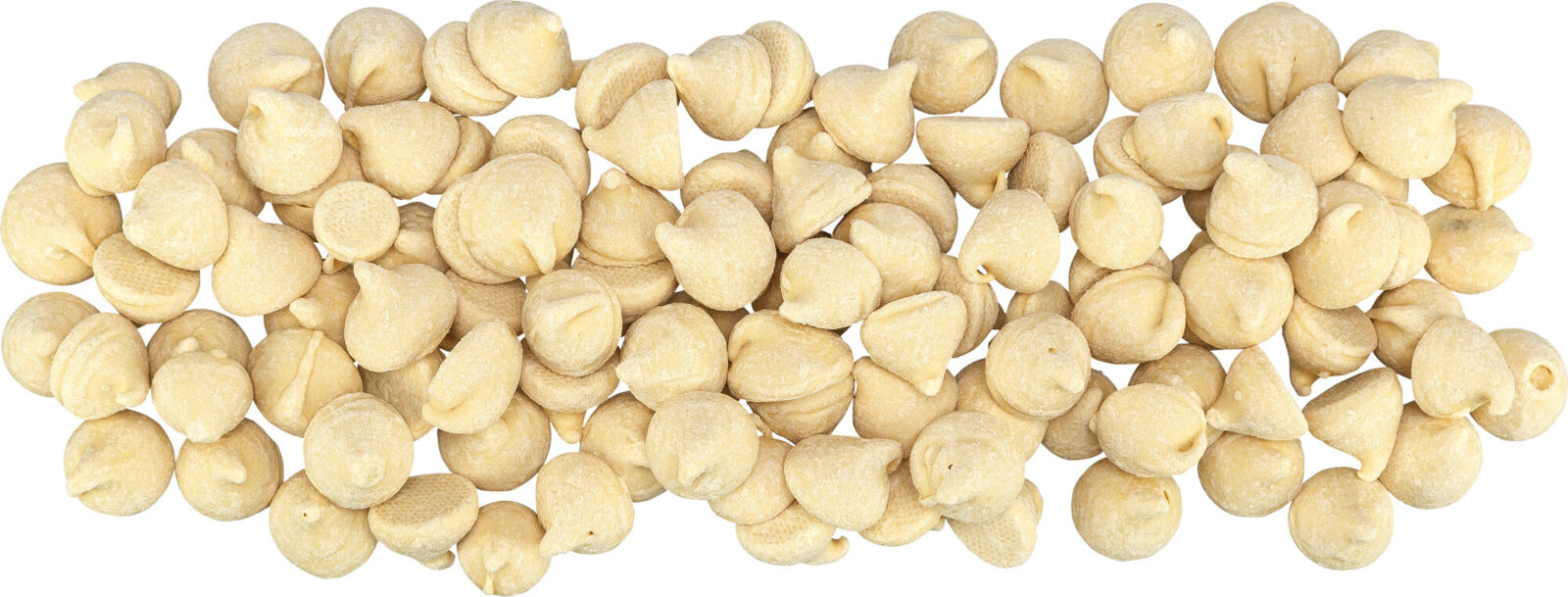 Mehrere beige, muschelförmige Teigtaschen liegen dicht nebeneinander auf einer weißen Oberfläche.
