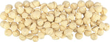 Mehrere beige, muschelförmige Teigtaschen liegen dicht nebeneinander auf einer weißen Oberfläche.