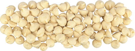 Mehrere beige, muschelförmige Teigtaschen liegen dicht nebeneinander auf einer weißen Oberfläche.