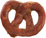 Braune, herzförmige Brezel in Nahaufnahme, ungleichmäßig gebacken mit leicht unebenem Teig.