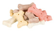 Ein Stapel bunter, knochenförmiger Hundekekse in den Farben Beige, Rosa und Gelb.