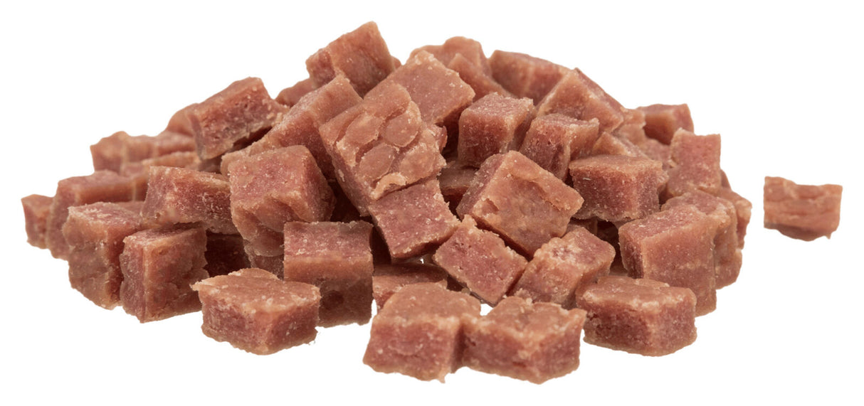 Stapel von kleinen braunen Würfeln auf weißem Hintergrund, vermutlich essbares Produkt.
