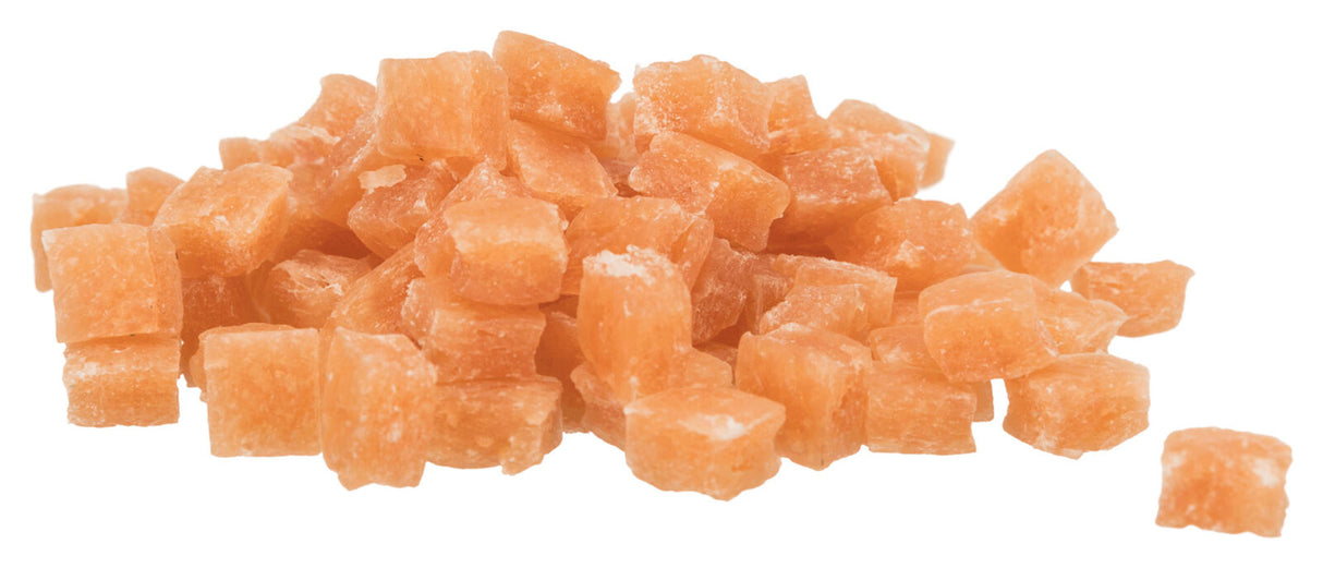 Würfel aus orangefarbenem Material in einem Haufen angeordnet.