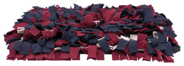 Geflochtene Stoffmatte in Rot, Blau und Weiß mit zahlreichen dreidimensionalen Stoffstreifen.