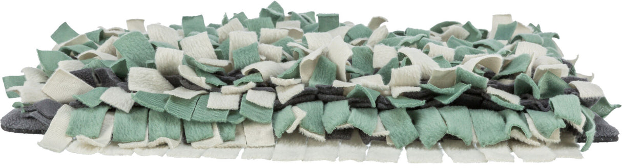 Bunte Stoffmatte mit geflochtenen Streifen in Grün-, Grau- und Beige-Tönen, in Schichten angeordnet.