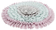Runde, mehrschichtige, weiche Stoffmatte in Rosa, Hellblau und Grau mit rüschenartigen Strukturen.