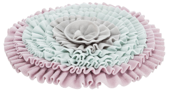 Runde, mehrschichtige, weiche Stoffmatte in Rosa, Hellblau und Grau mit rüschenartigen Strukturen.