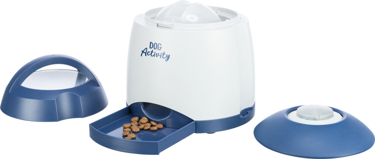 Ein weiß-blauer Tierfutterspender mit Aufschrift "DOG Activity" zeigt geöffnete Fächer und Trockenfutter.