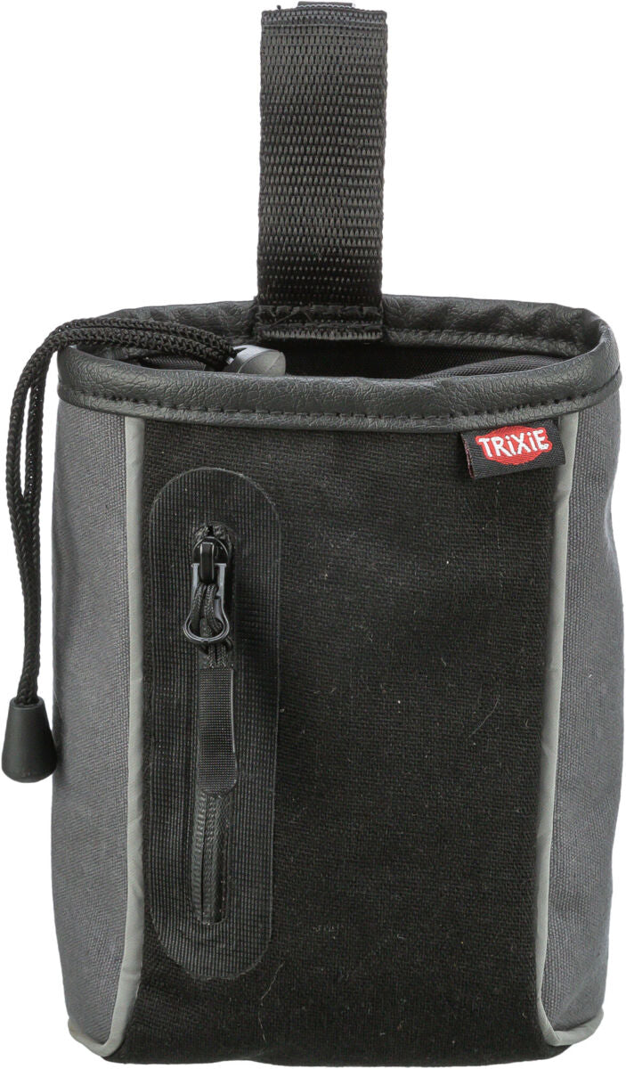 Schwarze und graue Tasche mit Reißverschluss und kleinem roten Label an der Seite, mit Schlaufe oben.