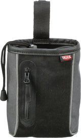Schwarze und graue Tasche mit Reißverschluss und kleinem roten Label an der Seite, mit Schlaufe oben.