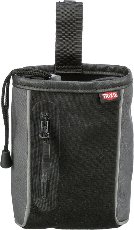 Schwarze und graue Tasche mit Reißverschluss und kleinem roten Label an der Seite, mit Schlaufe oben.