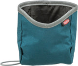 Blau-grüne Tasche mit grauem Rand, Innenfutter dunkel, Markenetikett auf einer Seite, Trageschlaufe unten.