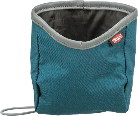 Blau-grüne Tasche mit grauem Rand, Innenfutter dunkel, Markenetikett auf einer Seite, Trageschlaufe unten.