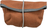 Kleine braune Tasche mit grauem Verschlussband, aus Stoff mit sichtbarer Struktur, oben zusammengerollt.