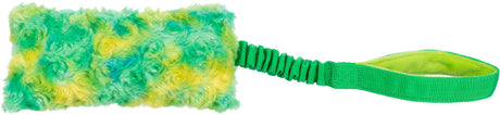 Rechteckiges, flauschiges Spielzeug in Grün und Gelb mit einem grünem, elastischen Griff an einer Seite.