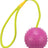 Rosa genoppter Ball mit gelber Kordel, die Schlaufe bildet und miteinander verbunden ist.