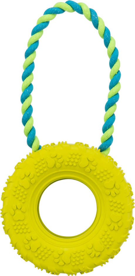 Rundes gelbes Hundespielzeug mit Pfotenabdrücken und grün-blauem Seilgriff.