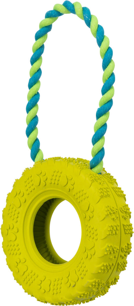 Gelbes Hundespielzeug in Form eines Reifens mit Pfotenabdrücken und einer grün-blau gedrehten Kordel.