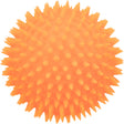 Orangefarbener Ball mit vielen kurzen, spitzen Noppen auf der Oberfläche.