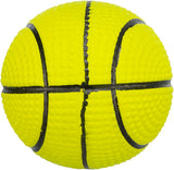 Gelber Ball mit schwarzen Linien, die das Muster eines Basketballs bilden, auf weißem Hintergrund.