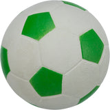 Ein Ball mit weißen und grünen sechseckigen Mustern, ähnlich einem Fußball, auf weißem Hintergrund.