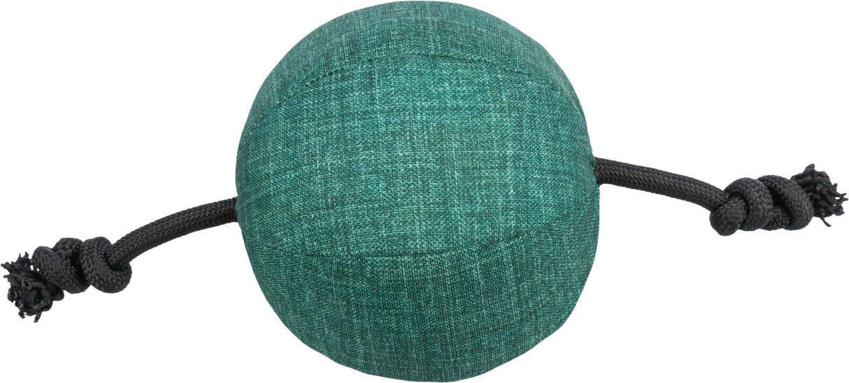 Grüner, runder Stoffball mit zwei schwarzen Seilen an beiden Seiten, die jeweils zu Knoten gebunden sind.