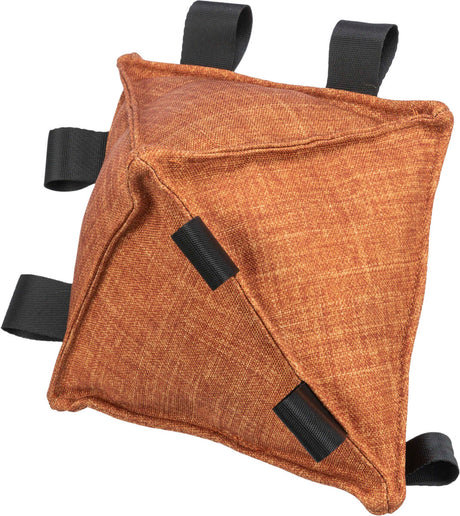 Braune, quadratische Tasche mit schwarzen Schlaufen an den Ecken und breiten schwarzen Klettverschlüssen.
