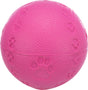 Runder, pinker Ball mit strukturierter Oberfläche und eingearbeiteten Pfotenabdrücken.