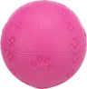 Runder, pinker Ball mit strukturierter Oberfläche und eingearbeiteten Pfotenabdrücken.