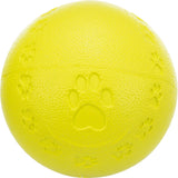 Gelber Ball mit strukturierten Pfotenabdrücken auf der Oberfläche, aus robustem Material gefertigt.