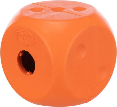 Orangefarbener, würfelförmiger Spielzeugwürfel mit kleinen Löchern und eingelassenem Trixie-Logo.