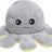 Grauer Plüsch-Oktopus mit lächelndem Gesicht und gelben Akzenten an den Tentakeln auf weißem Hintergrund.