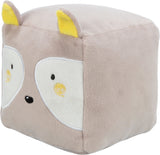 Würfelförmiges Plüschtier in Beige mit gelben Ohren und einem aufgestickten Gesicht mit weißen Augen.