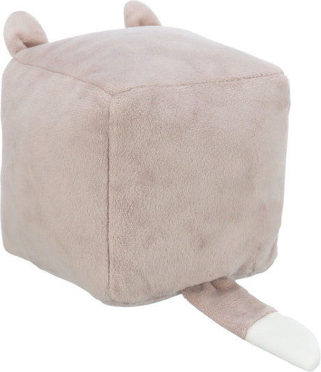Weiches, beigefarbenes Plüschkissen in Würfelform mit zwei kleinen Ohren und einem kurzen, runden Schwänzchen.