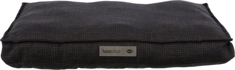 Rechteckiges, dunkles Kissen mit feinem Muster und einem Etikett mit der Aufschrift "homeEdition Trixie".