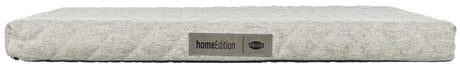 Graues, rechteckiges Kissen mit dezenter Textur, seitlich ein Etikett mit der Aufschrift "home Edition TRIXIE".