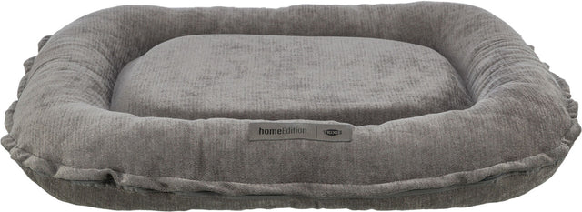 Graues, rechteckiges Haustierbett mit gepolsterter Umrandung und aufgenähtem Etikett "homeEdition TRIXIE".