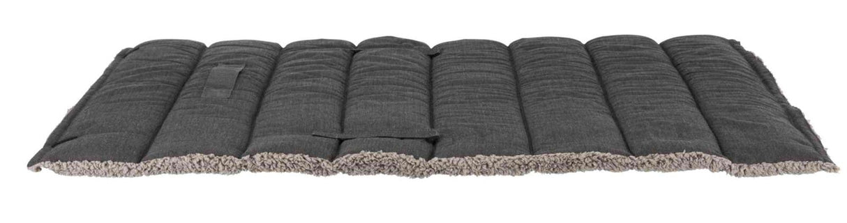 Grau-schwarze, gepolsterte Matte mit Plüschrand, horizontal gesteppt und rechteckig geformt.