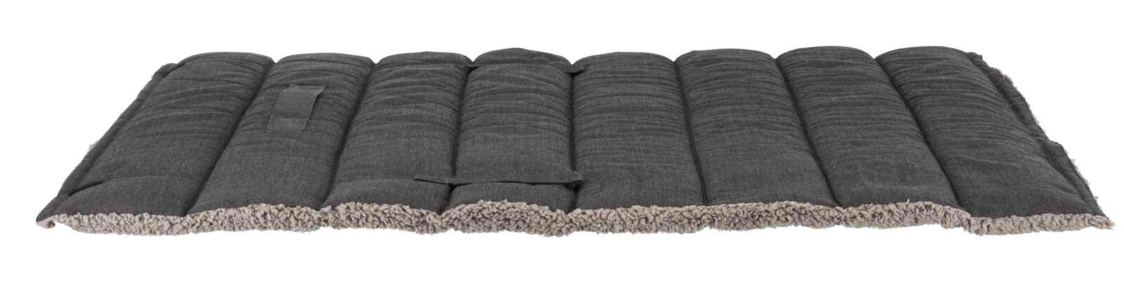 Grau-schwarze, gepolsterte Matte mit Plüschrand, horizontal gesteppt und rechteckig geformt.