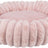 Rundes, flauschiges, rosa Kissen mit geriffeltem Rand.
