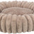 Rundes, beige-farbenes, plüschiges Kissen mit gerippter Struktur und weicher Oberfläche.