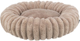 Rundes, beige-farbenes, plüschiges Kissen mit gerippter Struktur und weicher Oberfläche.