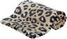 Gebraeunte, flauschige Decke mit dunkelbraunem Leopardenmuster, eng zusammengerollt.
