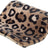 Beigefarbene Decke mit schwarzem Leopardenmuster, weich und flauschig, teilweise aufgerollt.