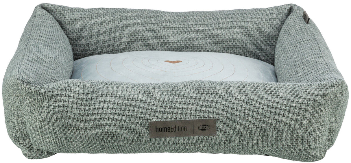 Das Bild zeigt ein rechteckiges, graues Haustierbett aus gewebtem Stoff mit einem hellen Kissen in der Mitte.