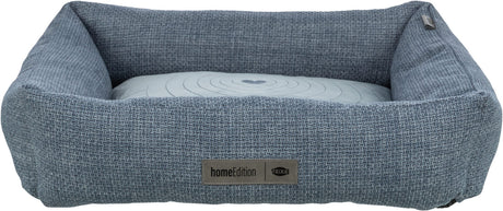 Rechteckiges, blaues Hundebett mit Kissen, gemustertem Stoff und "homeEdition" sowie "TRIXIE"-Logo.
