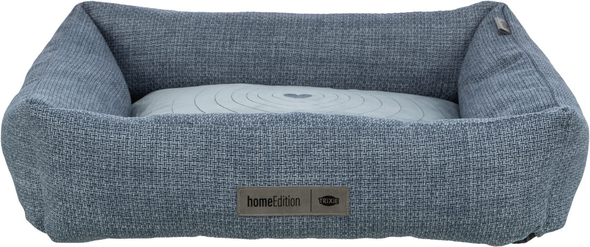 Rechteckiges, blaues Hundebett mit Kissen, gemustertem Stoff und "homeEdition" sowie "TRIXIE"-Logo.