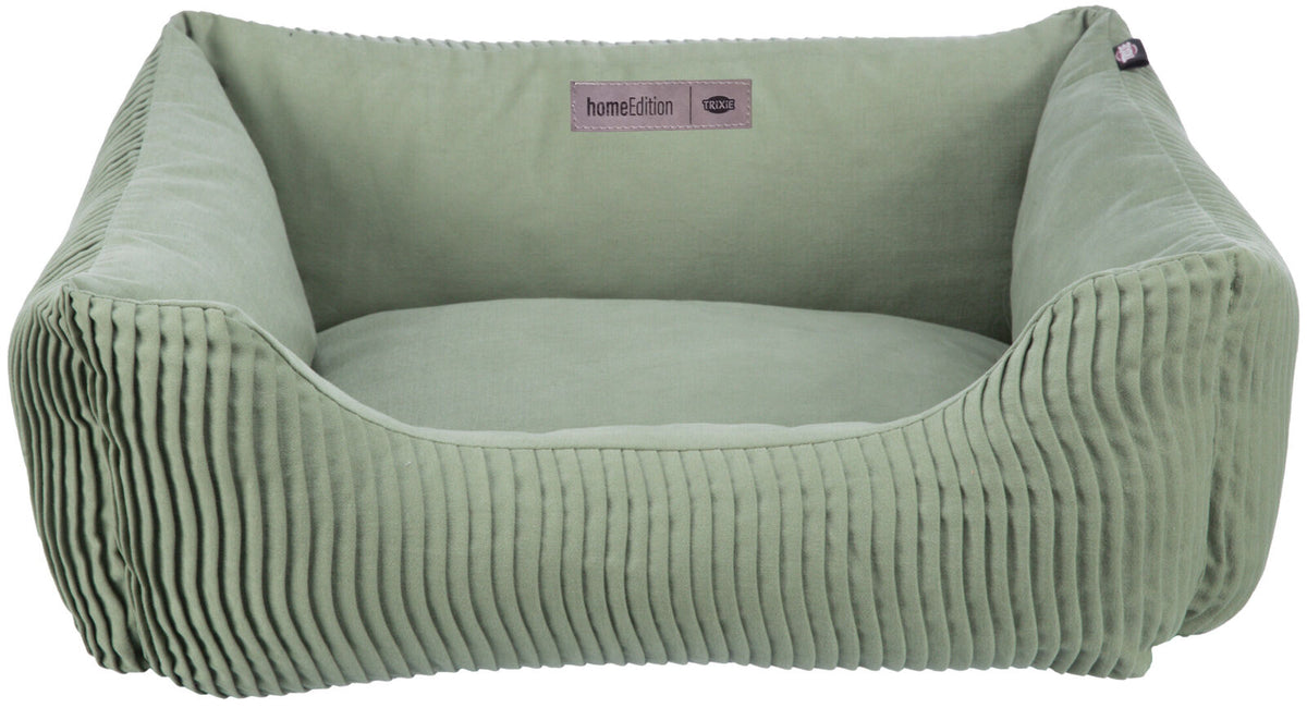 Grünes Hundebett mit geripptem Stoffdesign und einem Etikett mit der Aufschrift "homeEdition TRIXIE".